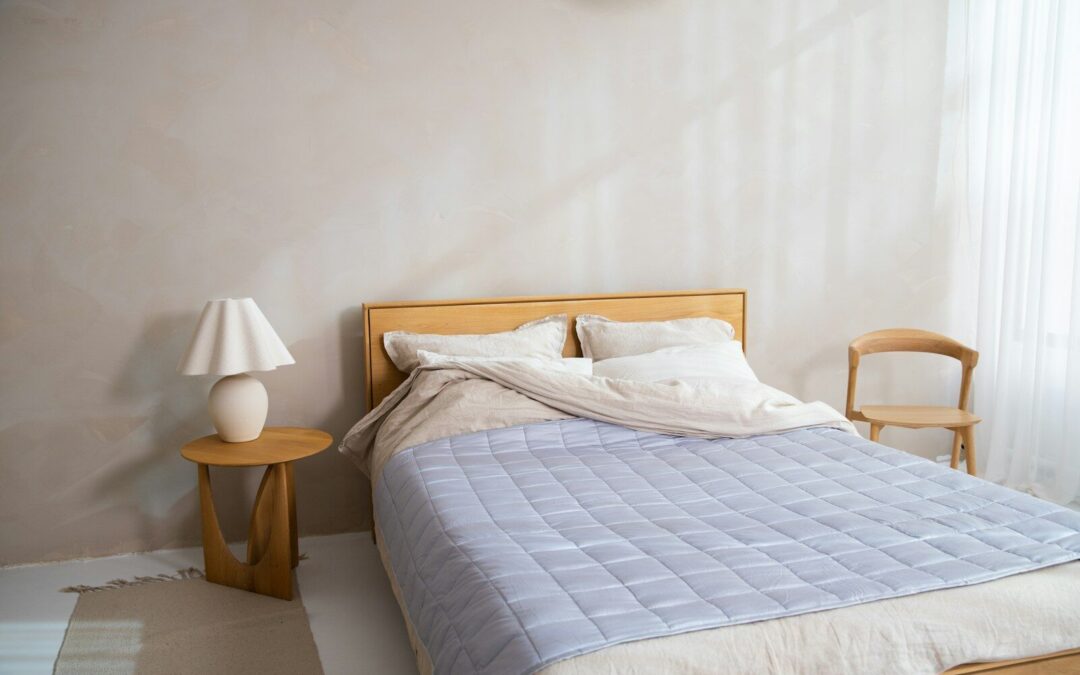 Chambre calme avec un lit et une lampe de chevet